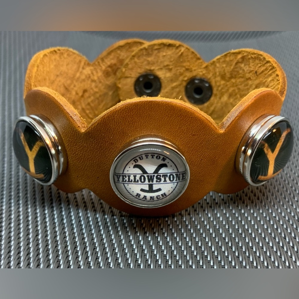 YELLOWSTONE Brown Scalloped Leather 3 Charm Snap Button Bracelet